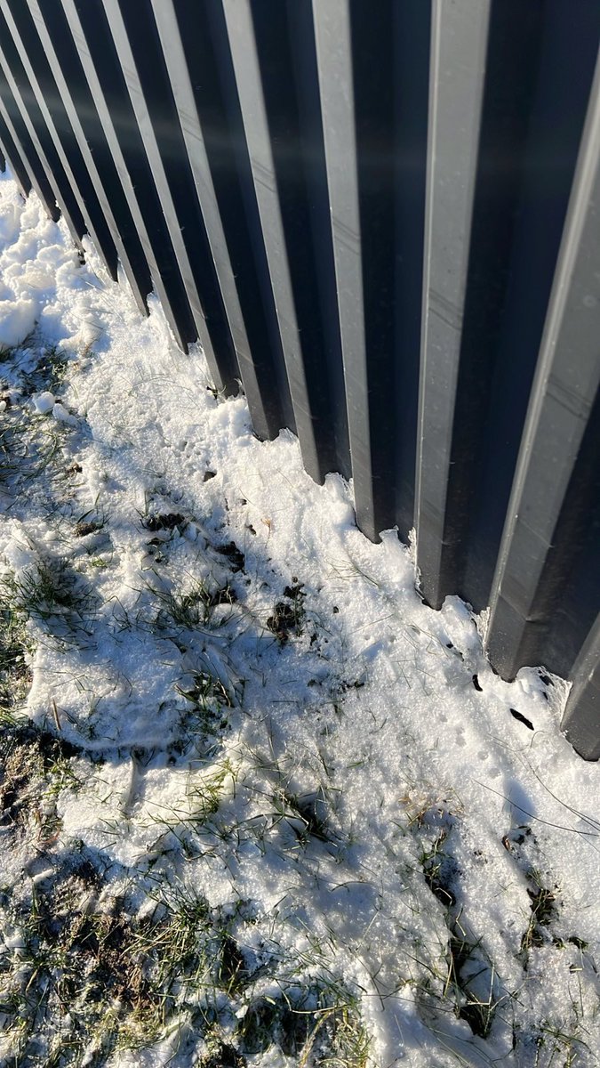 mangemol's tweet photo. @Ongaunited Tyvärr inte låset som frusit utan 10m skjutport mot mark.. iaf slungat så jag kommer ut när porten löst sig👍🏻 https://t.co/7OlERNo1if