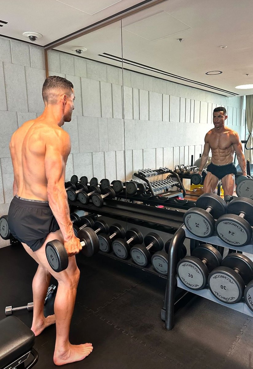_BeFootball's tweet photo. Le physique de Cristiano Ronaldo a bientôt 39 ans 😳 https://t.co/8cYbls9KPc