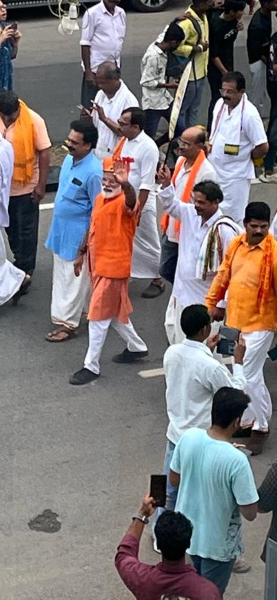Modiji doppelgänger leading the #PuraPravesha as #Udupi prepares for #Paryaya