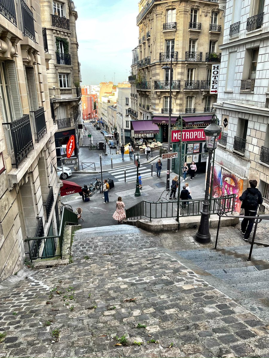 LindaMathieu's tweet photo. Metro Monday, Lamarck stop, Montmartre. https://t.co/Jy37je4eg6