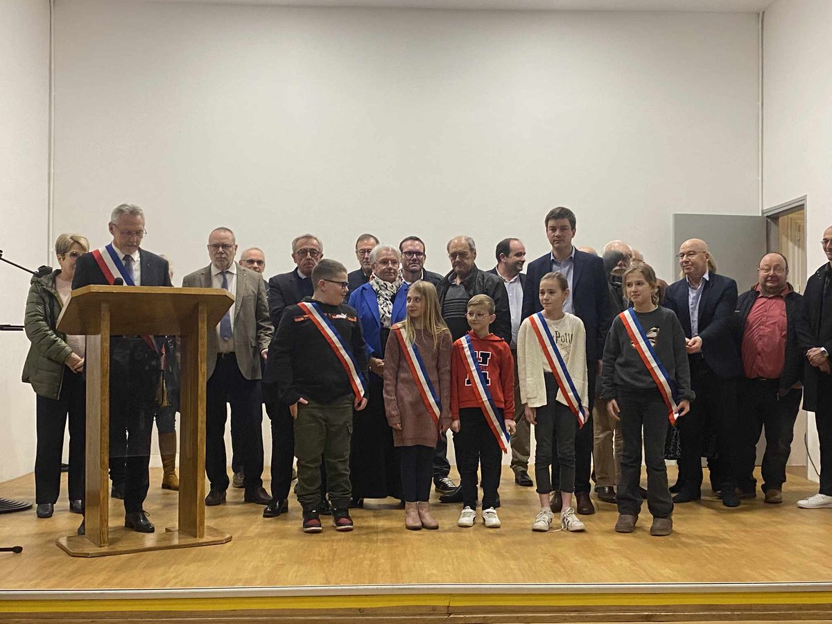 T_Houssin's tweet photo. ✨ Ce weekend, j'ai participé aux #vœux de la Commune de #Charleval.
Ce fut l'opportunité de retrouver les habitants de Charleval et d'avoir de nombreux échanges enrichissants.
Un grand merci au Maire Pascal Calais et à son équipe municipale pour leur chaleureux accueil. https://t.co/HI92PDoLJB