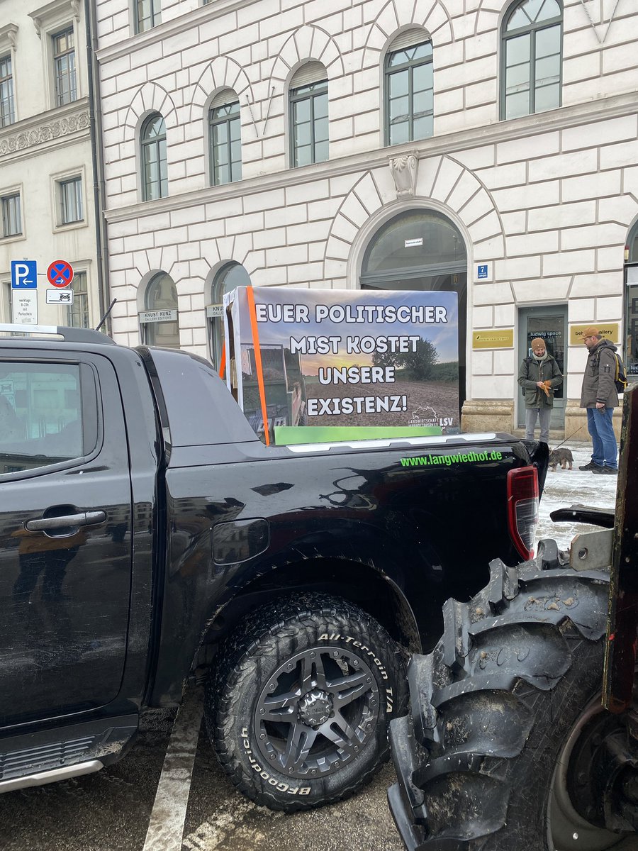 KlugscheisserM's tweet photo. Die armen Landwirte kurz vor der Pleite #Bauerndemo #muc0801 https://t.co/eE9sgZ6VSx