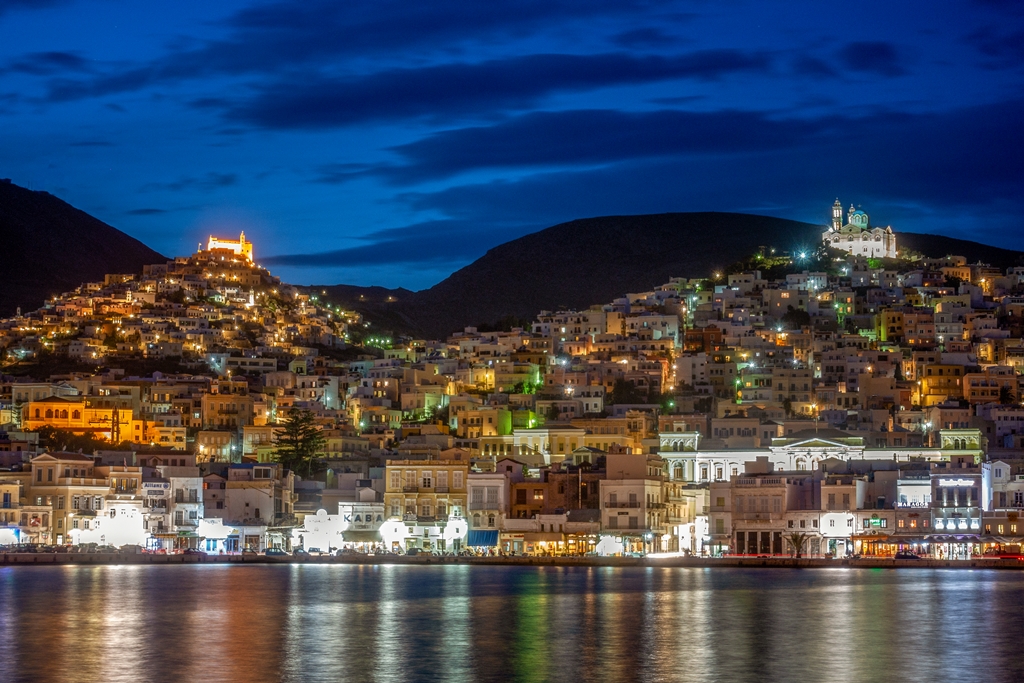 VisitGreecegr's tweet photo. A hidden gem in the off-season, Syros invites you to discover its peaceful allure.
#VisitGreece #GreekWinter #ttot https://t.co/lTNPy3dhLt https://t.co/XF5m5jdfdI