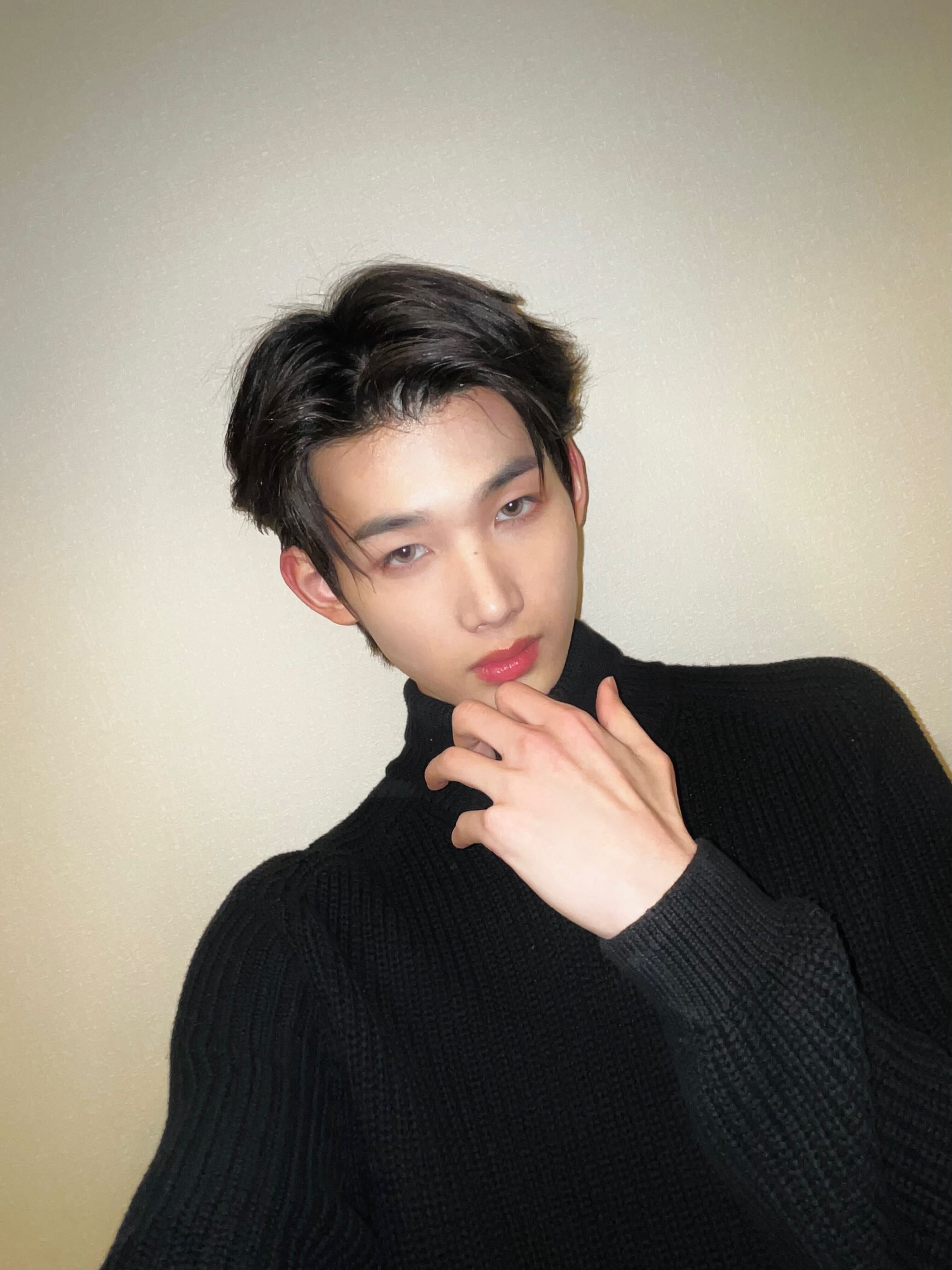 Look at him with his fluffy hair🫳🤭🤍 • 250112 Fan Signing