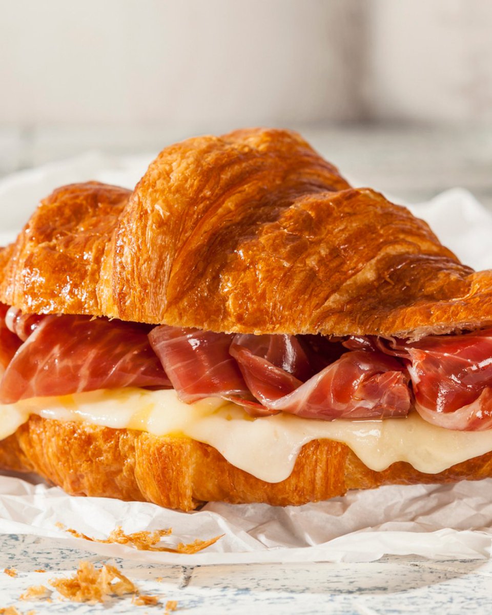 Celebrating National Croissant Day the Spanish way! 🥐🇪🇸 Pair that flaky goodness with the savory delight of Jamón Serrano. Breakfast goals unlocked! 🌅🍖 ➡️ foodandwineespanol.com/croissant-de-j…