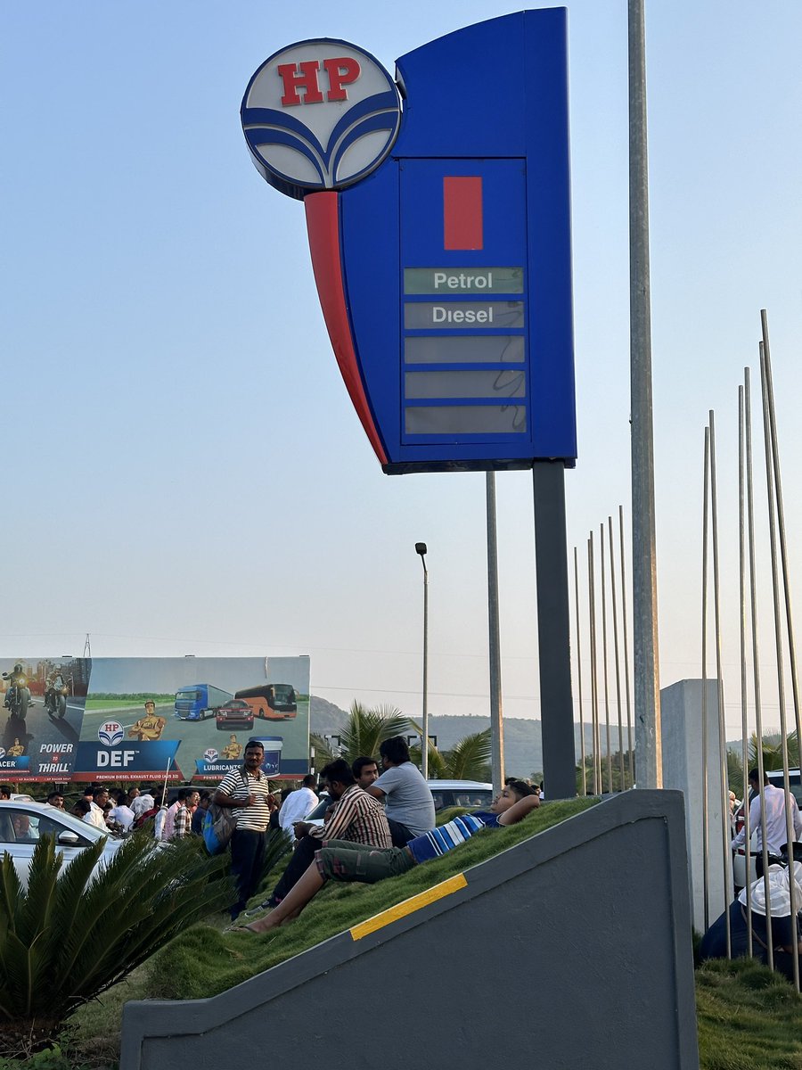 srbxe_'s tweet photo. #FuelCrisis https://t.co/G1ZRhWTGuJ
