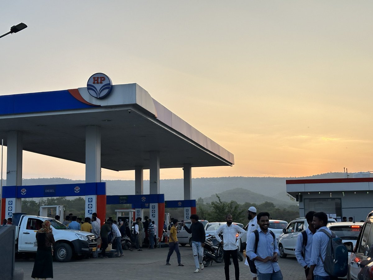srbxe_'s tweet photo. #FuelCrisis https://t.co/G1ZRhWTGuJ