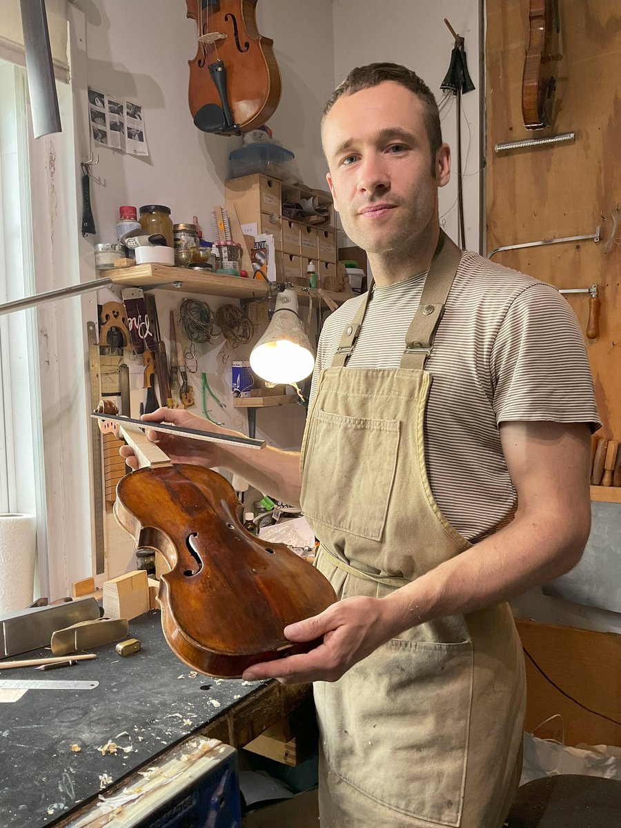 Happy New Year! Five years ago, we met with luthier Ed Klose who had recently joined the team. Read our latest blog to find out what he has been up to since and delve into the mysterious world of sound adjustments. #luthier #craft #strings bridgewoodandneitzert.london/blog/a-day-in-…
