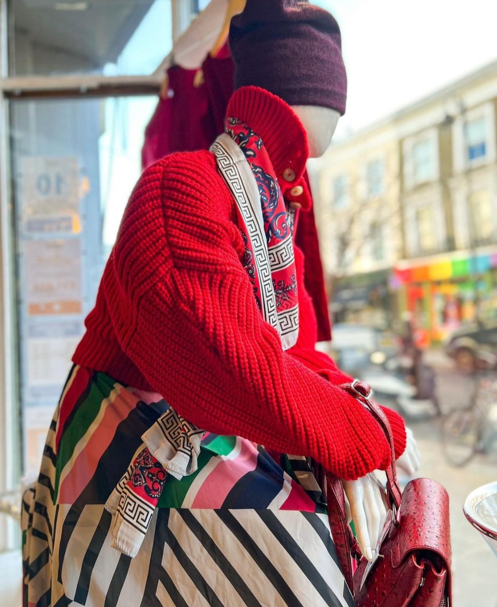 ❄️With the weather set to become very cold we are requesting donations of warm winter clothing and accessories in our shops.
If you are having a New Year clear out please consider donating your preloved items to FARA 🧤🧣🧥🥾
Thank you 😊  faracharity.org/fara-shop/dona… 
<a href="/FaraCharity/">FARA Charity</a>