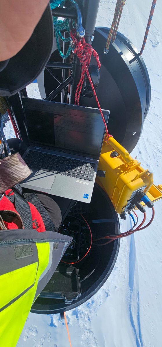 The timeseries continues! After finishing the scientific work at location M2, we went back to M1 to ensure that the instruments work. Great news! The M1 mooring is already delivering data! 📷Tore Hattermann, Norwegian Polar Institute @OceanSeaIceNPI @HotWaterOnIce @BjerknesBCCR