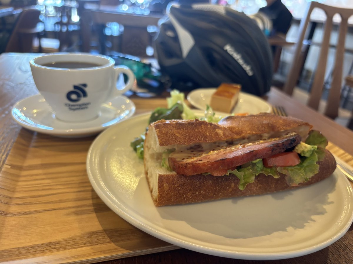 FeCycling's tweet photo. 初めてクロスコーヒーでサンドイッチ食べたけど、パンがしっかりしてて好みでした🥖愛車の色がきれいってフランス人の人に話しかけられて嬉しかった🚴‍♂️フランス語で返したら驚かれた🇫🇷
#yanocro #ロードバイク https://t.co/pnAhefH9PK