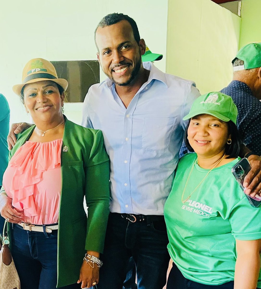 anitabritogil's tweet photo. Proclamación de el próximo alcalde por la alianza rescate RD. Maximo Romero del municipio de padre las casas AzuaRd #AnaBritoDiputada #ComprometidaConAzua #FuerzaDelPueblo #AlianzaRescataRd @LeonelFernandez Presidente24 @henry_meran @ConLeonel1 @Edhoarda22 @RamirezSiano https://t.co/7bXSZTlUx2