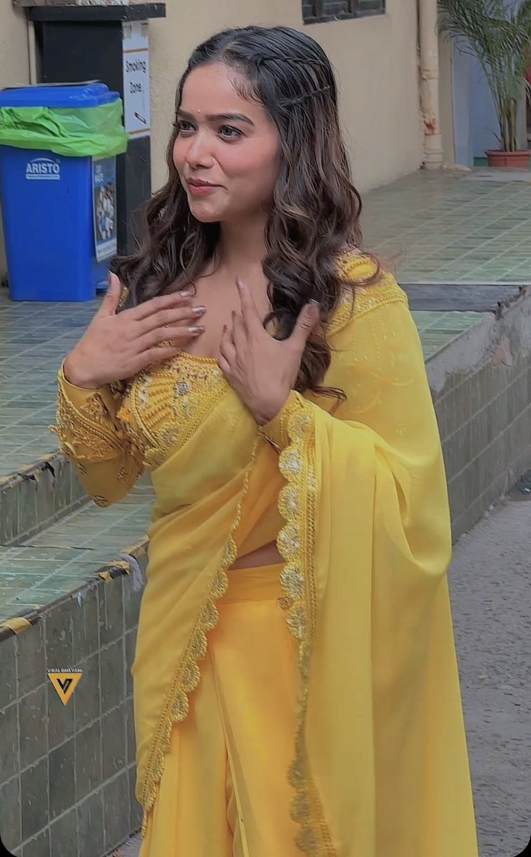 WeTheThinkers's tweet photo. Mani on Jhalak Dikhhla jaa set👇🏻

She's looking so beautiful in yellow💛💛💛💛

#Abhisha #AbhishaFam #ManishaRani https://t.co/em92hpMzhm