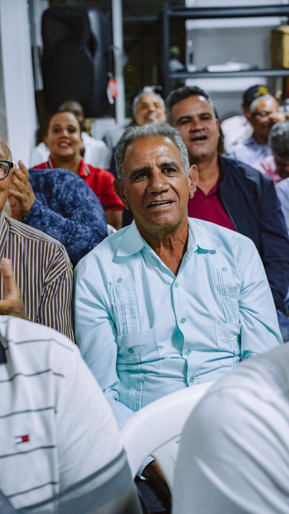 rafaelpazRD's tweet photo. DOMINGO: EL PRIMER DÍA 

Hoy formalmente inicia el año político. Este reinicio es un momento propicio para reafirmar el valor esencial que nos guía en la política: el compromiso. 

La política no es un ejercicio individual, es el instrumento para conjugar aspiraciones colectivas. Nuestro equipo es una realidad en el Distrito Nacional y será determinante en la construcción de una gran victoria de la alianza #RescateRD. 

Con #FuerzayVoluntad avanzamos en la construcción de un sueño y de una vision, que se vinculan de forma maravillosa a las luchas y conquistas de nuestra gente. 

Una visión que incluye a todos, sin distinción, pero que toma en cuenta y protege de manera especial a los más vulnerables. 

De eso se ha tratado #OlaVerde, una maquinaria poderosa que se ha movilizado por años a lo largo y ancho del Distrito Nacional, llevándonos a todos los rincones de este territorio, diverso y multitudinario. 

Soy amigo de @DomingoCG1. Nuestros caminos han estado entrelazados desde mi incursión en el plano electoral y ambos compartimos una visión de desarrollo territorial a partir de las necesidades de la gente. Juntos, como candidatos a alcalde y senador, encabezamos la boleta del PLD en 2020 en el DN. Estoy seguro que será mucho lo que haremos por el país a futuro. 

La Alianza nos ha hecho reencontrarnos en el plano electoral. Ambos creemos en el conocimiento como fuerza motriz de las transformaciones sociales, físicas y económicas. Así como en políticas públicas que potencien a los actores más dinámicos de la sociedad, pero que tomen en cuenta también a los más desfavorecidos. 

En los próximos días estaremos presentando diversas iniciativas y acciones que serán muestra de esa visión compartida. 

Estas imágenes son parte de un encuentro con parte de las cabezas nuestro equipo de trabajo en todo el DN. 

Desde ya estamos trabajando para que en febrero el aporte de la @FPcomunica en la capital represente entre el 60 y el 70% de la votación en la boleta del alcalde y de esa forma logremos una gran victoria municipal. 

Ese es nuestro compromiso!