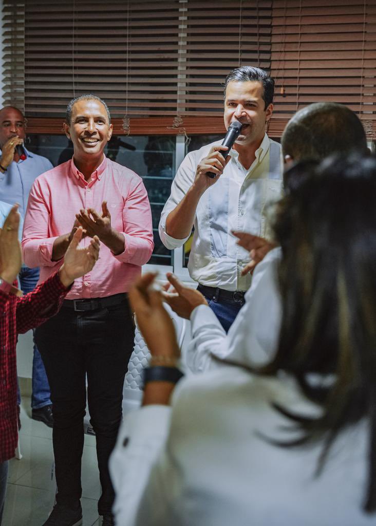 rafaelpazRD's tweet photo. DOMINGO: EL PRIMER DÍA 

Hoy formalmente inicia el año político. Este reinicio es un momento propicio para reafirmar el valor esencial que nos guía en la política: el compromiso. 

La política no es un ejercicio individual, es el instrumento para conjugar aspiraciones colectivas. Nuestro equipo es una realidad en el Distrito Nacional y será determinante en la construcción de una gran victoria de la alianza #RescateRD. 

Con #FuerzayVoluntad avanzamos en la construcción de un sueño y de una vision, que se vinculan de forma maravillosa a las luchas y conquistas de nuestra gente. 

Una visión que incluye a todos, sin distinción, pero que toma en cuenta y protege de manera especial a los más vulnerables. 

De eso se ha tratado #OlaVerde, una maquinaria poderosa que se ha movilizado por años a lo largo y ancho del Distrito Nacional, llevándonos a todos los rincones de este territorio, diverso y multitudinario. 

Soy amigo de @DomingoCG1. Nuestros caminos han estado entrelazados desde mi incursión en el plano electoral y ambos compartimos una visión de desarrollo territorial a partir de las necesidades de la gente. Juntos, como candidatos a alcalde y senador, encabezamos la boleta del PLD en 2020 en el DN. Estoy seguro que será mucho lo que haremos por el país a futuro. 

La Alianza nos ha hecho reencontrarnos en el plano electoral. Ambos creemos en el conocimiento como fuerza motriz de las transformaciones sociales, físicas y económicas. Así como en políticas públicas que potencien a los actores más dinámicos de la sociedad, pero que tomen en cuenta también a los más desfavorecidos. 

En los próximos días estaremos presentando diversas iniciativas y acciones que serán muestra de esa visión compartida. 

Estas imágenes son parte de un encuentro con parte de las cabezas nuestro equipo de trabajo en todo el DN. 

Desde ya estamos trabajando para que en febrero el aporte de la @FPcomunica en la capital represente entre el 60 y el 70% de la votación en la boleta del alcalde y de esa forma logremos una gran victoria municipal. 

Ese es nuestro compromiso!
