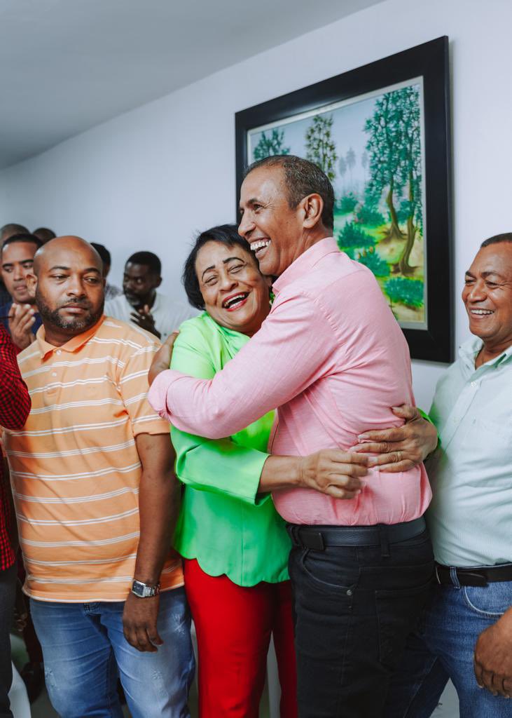 rafaelpazRD's tweet photo. DOMINGO: EL PRIMER DÍA 

Hoy formalmente inicia el año político. Este reinicio es un momento propicio para reafirmar el valor esencial que nos guía en la política: el compromiso. 

La política no es un ejercicio individual, es el instrumento para conjugar aspiraciones colectivas. Nuestro equipo es una realidad en el Distrito Nacional y será determinante en la construcción de una gran victoria de la alianza #RescateRD. 

Con #FuerzayVoluntad avanzamos en la construcción de un sueño y de una vision, que se vinculan de forma maravillosa a las luchas y conquistas de nuestra gente. 

Una visión que incluye a todos, sin distinción, pero que toma en cuenta y protege de manera especial a los más vulnerables. 

De eso se ha tratado #OlaVerde, una maquinaria poderosa que se ha movilizado por años a lo largo y ancho del Distrito Nacional, llevándonos a todos los rincones de este territorio, diverso y multitudinario. 

Soy amigo de @DomingoCG1. Nuestros caminos han estado entrelazados desde mi incursión en el plano electoral y ambos compartimos una visión de desarrollo territorial a partir de las necesidades de la gente. Juntos, como candidatos a alcalde y senador, encabezamos la boleta del PLD en 2020 en el DN. Estoy seguro que será mucho lo que haremos por el país a futuro. 

La Alianza nos ha hecho reencontrarnos en el plano electoral. Ambos creemos en el conocimiento como fuerza motriz de las transformaciones sociales, físicas y económicas. Así como en políticas públicas que potencien a los actores más dinámicos de la sociedad, pero que tomen en cuenta también a los más desfavorecidos. 

En los próximos días estaremos presentando diversas iniciativas y acciones que serán muestra de esa visión compartida. 

Estas imágenes son parte de un encuentro con parte de las cabezas nuestro equipo de trabajo en todo el DN. 

Desde ya estamos trabajando para que en febrero el aporte de la @FPcomunica en la capital represente entre el 60 y el 70% de la votación en la boleta del alcalde y de esa forma logremos una gran victoria municipal. 

Ese es nuestro compromiso!