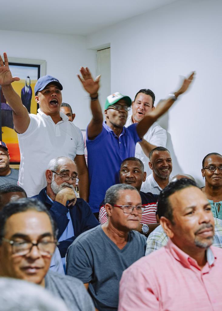 rafaelpazRD's tweet photo. DOMINGO: EL PRIMER DÍA 

Hoy formalmente inicia el año político. Este reinicio es un momento propicio para reafirmar el valor esencial que nos guía en la política: el compromiso. 

La política no es un ejercicio individual, es el instrumento para conjugar aspiraciones colectivas. Nuestro equipo es una realidad en el Distrito Nacional y será determinante en la construcción de una gran victoria de la alianza #RescateRD. 

Con #FuerzayVoluntad avanzamos en la construcción de un sueño y de una vision, que se vinculan de forma maravillosa a las luchas y conquistas de nuestra gente. 

Una visión que incluye a todos, sin distinción, pero que toma en cuenta y protege de manera especial a los más vulnerables. 

De eso se ha tratado #OlaVerde, una maquinaria poderosa que se ha movilizado por años a lo largo y ancho del Distrito Nacional, llevándonos a todos los rincones de este territorio, diverso y multitudinario. 

Soy amigo de @DomingoCG1. Nuestros caminos han estado entrelazados desde mi incursión en el plano electoral y ambos compartimos una visión de desarrollo territorial a partir de las necesidades de la gente. Juntos, como candidatos a alcalde y senador, encabezamos la boleta del PLD en 2020 en el DN. Estoy seguro que será mucho lo que haremos por el país a futuro. 

La Alianza nos ha hecho reencontrarnos en el plano electoral. Ambos creemos en el conocimiento como fuerza motriz de las transformaciones sociales, físicas y económicas. Así como en políticas públicas que potencien a los actores más dinámicos de la sociedad, pero que tomen en cuenta también a los más desfavorecidos. 

En los próximos días estaremos presentando diversas iniciativas y acciones que serán muestra de esa visión compartida. 

Estas imágenes son parte de un encuentro con parte de las cabezas nuestro equipo de trabajo en todo el DN. 

Desde ya estamos trabajando para que en febrero el aporte de la @FPcomunica en la capital represente entre el 60 y el 70% de la votación en la boleta del alcalde y de esa forma logremos una gran victoria municipal. 

Ese es nuestro compromiso!