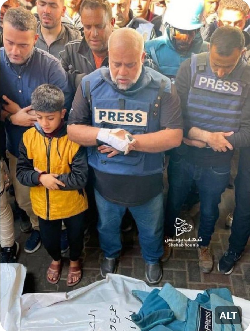 واللهِ
لم أجدِ الكلامْ! 

وأنا الجريحةُ
بالبلادِ وأهلِها
بالناسِ بالسمرِ الذين أحبهم
بحوافر الخيلِ الغريبةِ
وهي تعدو
في السهول البكرِ
بالنيلِ استحال إلى دمٍ قانٍ
وغامْ

يا وائلَ الدحدوحِ
علِّمنا القليلَ من الذي
أبقاك رغم القهرِ
صلداً واقفاً
صلباً مهيباً
هكذا
(حتى تكسَّرتِ السهامُ
