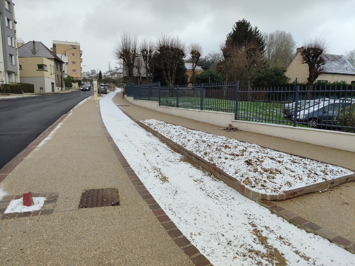 VeloSaintCyr's tweet photo. Merci @Les_Yvelines pour la toute nouvelle piste SKIclable sur la RD7 à @Saintcyrlecole ! @VeloSaintCyr vous souhaite une bonne année CYclable 2024 ... https://t.co/mrcbwl7W2t