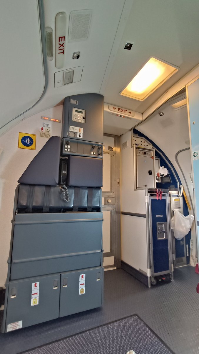 valerias10's tweet photo. No me tocó #ventana, pero me enteré de todo el chisme de los azafatos! Gracias @Ryanair_ES 😂😎✈️♥️ https://t.co/VjyeP97oTB