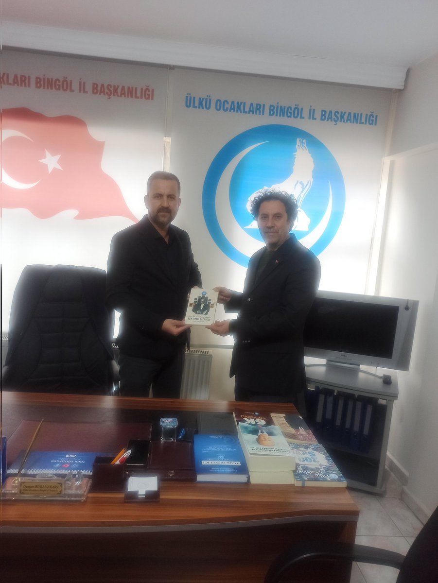 sedat_dursunn's tweet photo. Türk Eğitim Sen'den 2023 Aşık Veysel Yılına armağan edilen eseri Bingöl Ülkü Ocakları Kütüphanemiz için Başkanımız Sn @BurlukkaraOsman bey'e hediye ettim. https://t.co/uxI7Aj1mJP