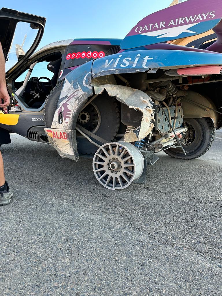 😯 <a href="/AlAttiyahN/">Nasser S Al Attiyah</a> reached the 2hrs Service Park at the end of the special on Stage 3️⃣ like this 🛠

After 3️⃣ flat tyres he and co-driver <a href="/matthieubaumel/">Mathieu Baumel</a> had to finish the Special on 3️⃣ wheels 💪

How many KMs do you think they covered like that? 🤷‍♂️

#Dakar2024