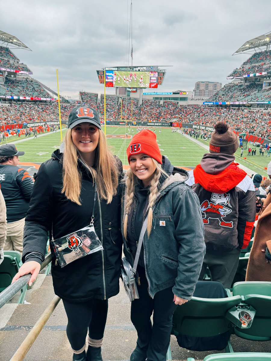 nicoledemetro's tweet photo. WHO DEY with my bestie 🧡🖤🧡🖤 @d_jordan8 #WhoDeyNation https://t.co/5ZWYqjlpv5
