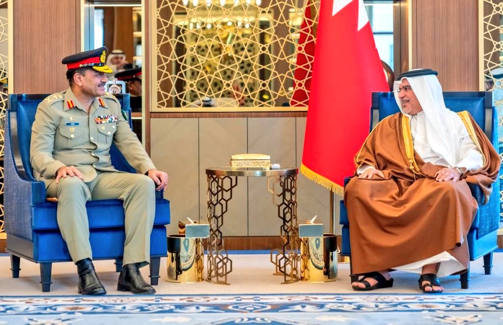 Saju__302's tweet photo. An honor-filled visit: General Syed Asim Munir, COAS, strengthens bonds with Bahrain's leadership, discussing mutual interests and applauding Pakistan Army's anti-terrorism achievements. Recognition &amp; camaraderie mark this official journey. 🇵🇰🤝🇧🇭
#PakBahrainRelations https://t.co/4ORh3pE9ZX