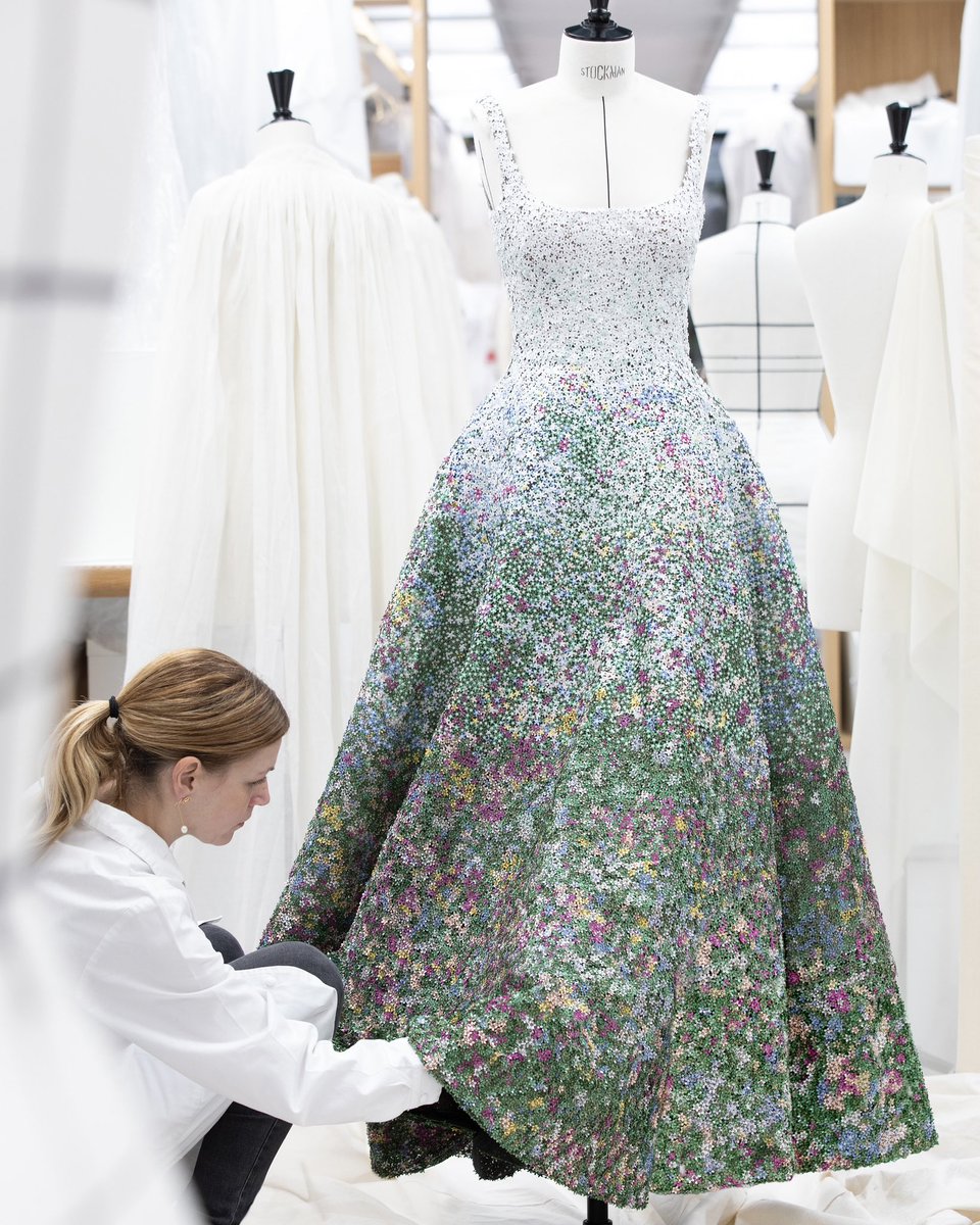 Weegecruz's tweet photo. De todo lo visto en los #GoldenGlobes esta es —para mi— la JOYA DE LA CORONA. El Dior de Natalie Portman,  de aire impresionista, cuajado de florecitas desde el ruedo degradándose hasta el corpiño; troqueladas y cosidas una a una sobre tul. El verdadero savoir faire 👌🏽. https://t.co/xIodLOfFrx