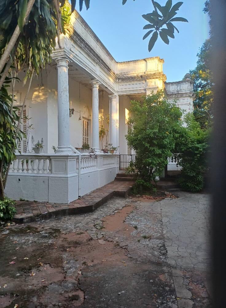 claudiusvelaz's tweet photo. En un aviso de Facebook, una vivienda que fuera de Cecilio Báez, se encuentra a la venta (Mcal. López)

Qué bueno sería el Estado a través de su Sría de Cultura o con fondos de binacionales, lo pueda adquirir para su conservación. Evitando cualquier eventual Estación de Servicio. https://t.co/jZ1MB61Msu