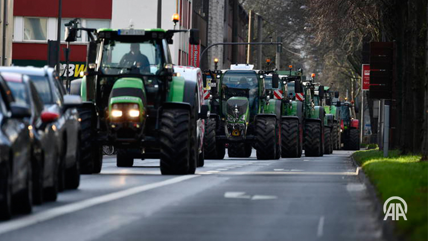 aa_balkans's tweet photo. #Njemačka Hiljade farmera blokirale puteve zbog smanjenja subvencija https://t.co/UT3S5Rnmg8 #protest #Berlin #Keln #farmer https://t.co/afNvPwVPN6