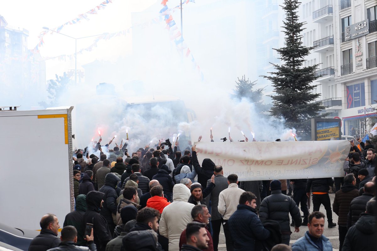 mehmetsekmen's tweet photo. Sayın Cumhurbaşkanımız Recep Tayyip Erdoğan Beyefendi'nin tensip ve takdirleriyle gerçekleşen adaylığımız sonrası memleketimize dönüşte tarihi ve bir o kadar da anlamlı bir buluşmaya şahit oldum. https://t.co/ABdSt2tWir
