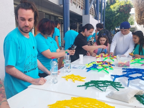 Una nota sobre la colaboración de la USACH en el reciente Festival de Matemáticas de la SOMACHI organizado en la Universidad de Chile ;) 
<a href="/Ciencia_Usach/">Facultad de Ciencia</a> <a href="/vimeusach/">Vinculación con el Medio Usach</a> <a href="/matelaspalmeras/">Matemática Las Palmeras</a> <a href="/SociedaddeMate1/">Sociedad de Matemática de Chile</a> @FacultadMAT_UC <a href="/IMA_PUCV/">IMA_ PUCV</a> <a href="/Sochiem_Chile/">Sociedad Chilena de Educación Matemática, Sochiem</a> <a href="/sochifi/">Sochifi</a> 

fciencia.usach.cl/noticias/el-fe…