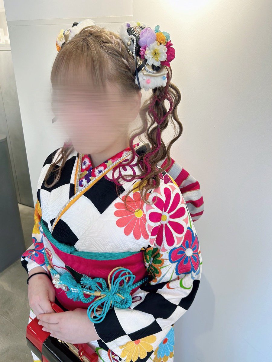Toribbon's tweet photo. 💐成人式ヘアアクセサリー💐

制作させていただきました✨ご成人おめでとうございます🎈

#成人の日2024 
#成人おめでとう
#ハンドメイドアクセサリー https://t.co/reLjmpXeKG