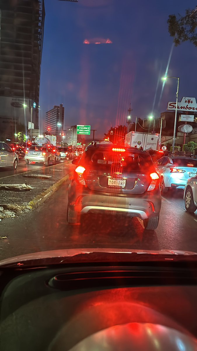 rosaperezc's tweet photo. En serio!! Tuvieron todas las benditas vacaciones para arreglar el cambio de luces en los semáforos al cruce de Franklin y Av. Rev., y aqui están las consecuencias: 25 minutos para pasar!! 🤯 https://t.co/1Huf8skWKx
