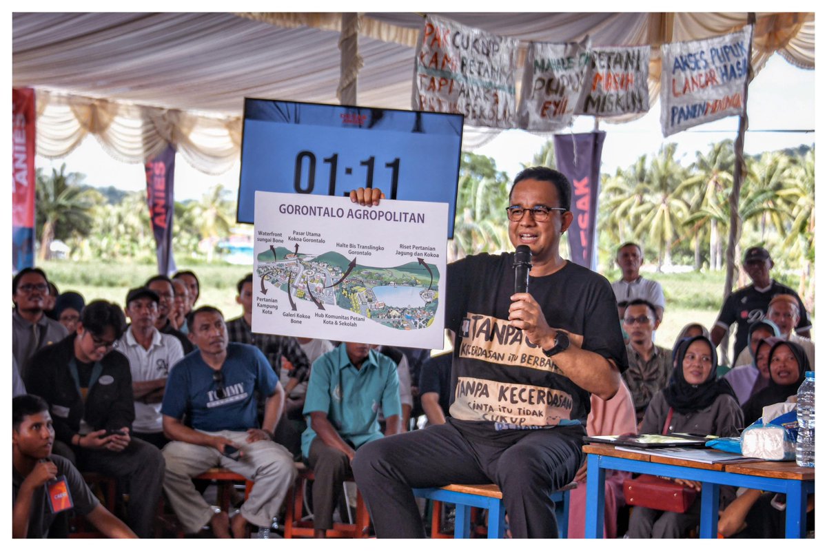 aniesbaswedan's tweet photo. Desak Anies Gorontalo hari ini cantik sekali lokasinya! Kalau biasanya latar belakangnya banner, kali ini latarnya sawah dan gunung. https://t.co/wHYndqomwl