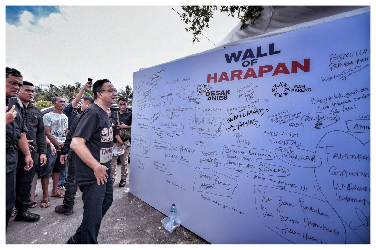 aniesbaswedan's tweet photo. Desak Anies Gorontalo hari ini cantik sekali lokasinya! Kalau biasanya latar belakangnya banner, kali ini latarnya sawah dan gunung. https://t.co/wHYndqomwl