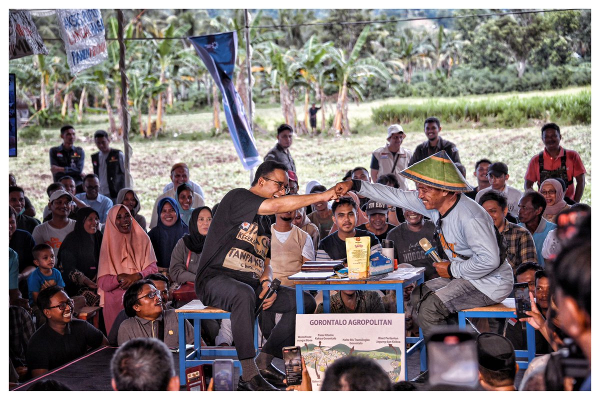aniesbaswedan's tweet photo. Desak Anies Gorontalo hari ini cantik sekali lokasinya! Kalau biasanya latar belakangnya banner, kali ini latarnya sawah dan gunung. https://t.co/wHYndqomwl