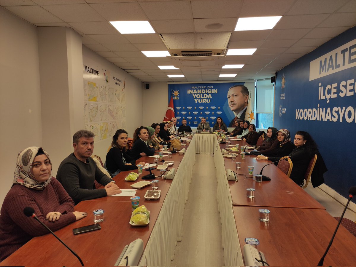 İlçe Sosyal Politikalar başkanımız Sn. Murat Mıcık ve EKM başkanımız Sn. Birgül Polat Peri başkanlığında, İlçe Başkanımız Sn. Erdoğan Akkaya'nın katılımlarıyla aylık olağan mahalle EKM başkanları toplantısını gerçekleştirdik.

#Yenidenİstanbul
#YenidenMaltepe