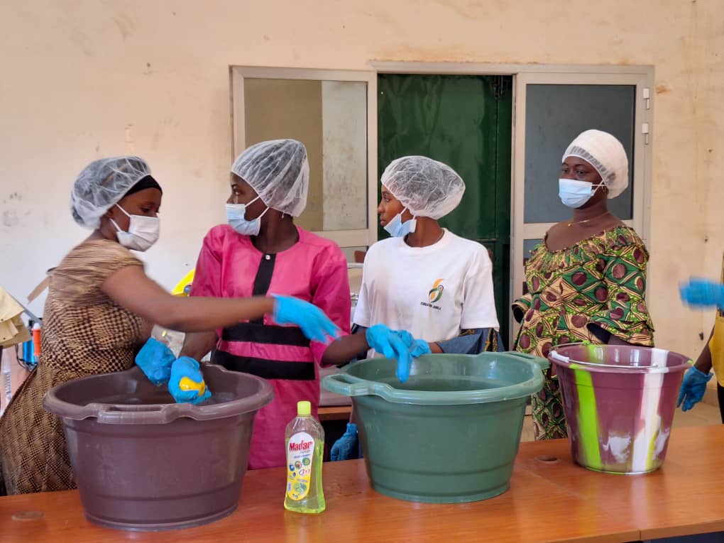 Jamilafondation's tweet photo. Nzerekore's #SPI_TGC women beneficiaries are mastering the art of crafting top-notch orange juice. Thanks to #RioTintoSimfer, the SPI-TGC project has equipped 300 women with valuable skills in agriculture and food processing.  #Empowerment #SkillsTraining @Presidence_gn https://t.co/5vlZwXVm6T