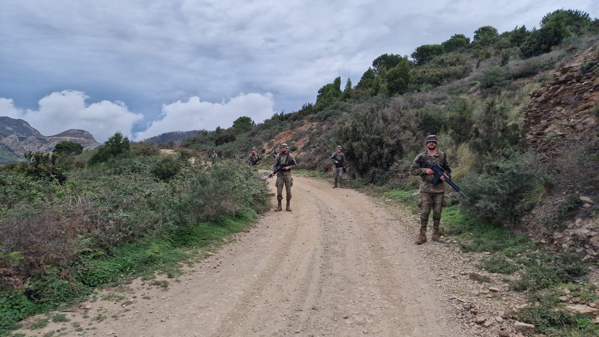 EMADmde's tweet photo. El Grupo Táctico 'Ceuta' del Mando Operativo Terrestre #MOT formado por unidades de la #COMGECEU del @EjercitoTierra sigue participando en misiones de presencia, vigilancia y disuasión contribuyendo a la seguridad en territorio nacional 🇪🇸 #OpsPVD #24siete #MOPS https://t.co/itM2KSaOrz