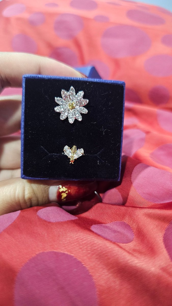 MPJ91_'s tweet image. มีใครนิ้วรอบวง 58-60 cm มั้ยคะะ ส่งต่อแหวน swarovski ฟรี สุ่มจาก RT