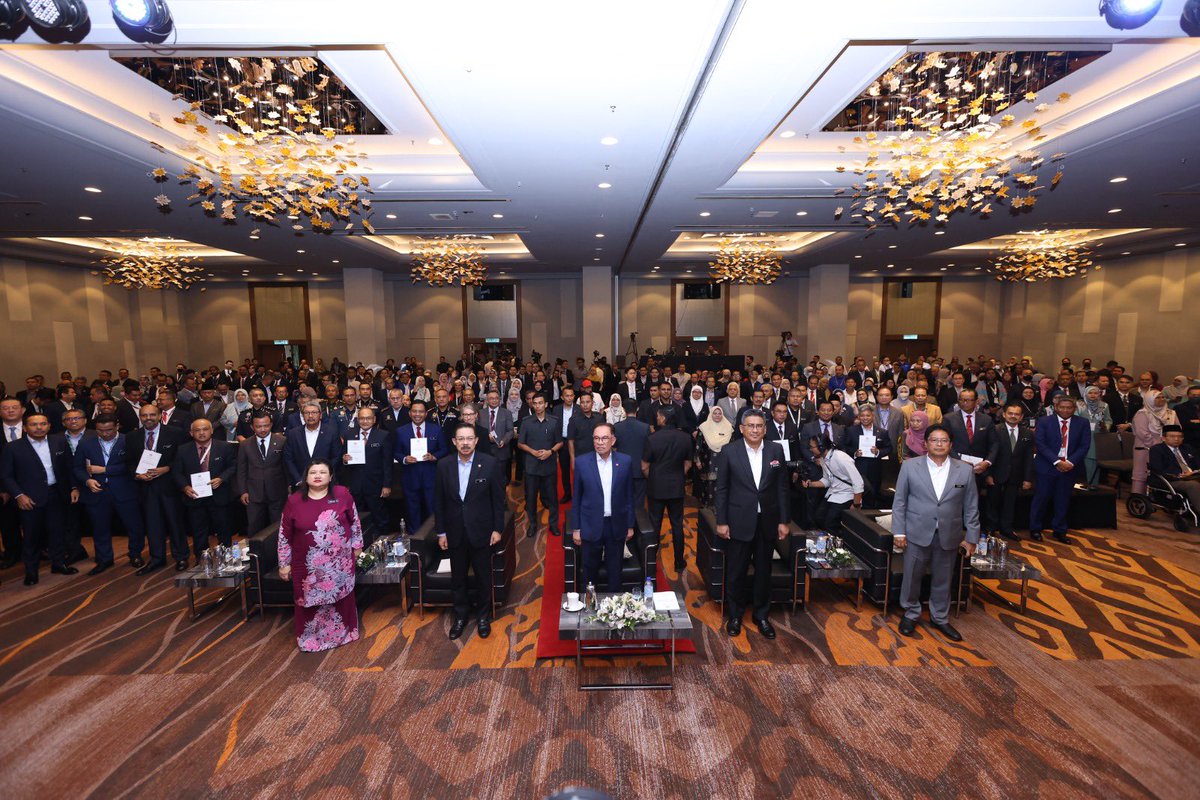 SPRMMalaysia's tweet photo. PERDANA MENTERI LANCAR ARAHAN YAB PERDANA MENTERI NO. 1 TAHUN 2023 GERAKAN PEMANTAPAN TATAKELOLA NASIONAL: PENUBUHAN JAWATANKUASA TATAKELOLA DI PERINGKAT PERSEKUTUAN, NEGERI DAN KEMENTERIAN/JABATAN/AGENSI KERAJAAN https://t.co/Calmf4i7v0