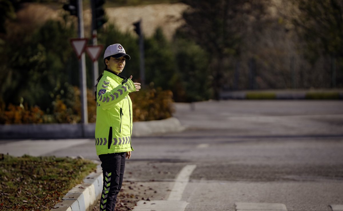EmniyetGM's tweet photo. Sevdiklerinize sorunsuz ulaşabilmeniz için...

👮🏼‍♂️🚔👮🏻‍♀️

#TrafikPolisi
#BuYoldaHepBirlikteyiz https://t.co/jb4e2kRVD4