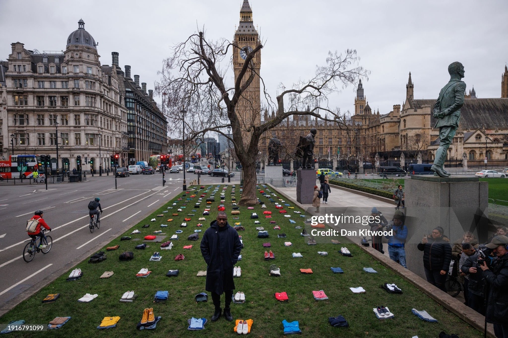 GettyImagesNews's tweet photo. .#IdrisElba called on the government to take action to prevent #youthviolence while posing in front of an installation of over 200 bundles of clothing representing the lives lost to #knifecrime in the UK in #London, England. ๐ท: @dkitwood #GettyNews #GettyVIP
------------ https://t.co/WYQpHUY8O2
