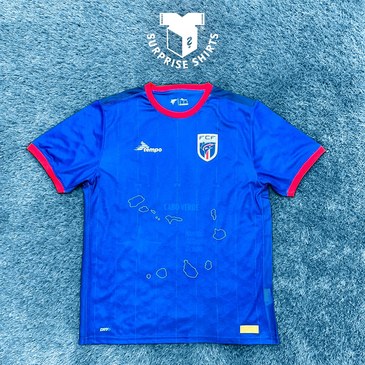 SurpriseShirts's tweet photo. GIVEAWAY TIME! 🤩🦈

WIN the stunning Cape Verde 2024 Home Shirt 🇨🇻

How to enter 👇
✅ Follow @SurpriseShirts 
♻️ Retweet
💬 Comment your size &amp; tag a mate

Winner will be drawn ahead of Cape Verde’s opening AFCON game. Good luck! 🤝 https://t.co/A5iAB9nm9u