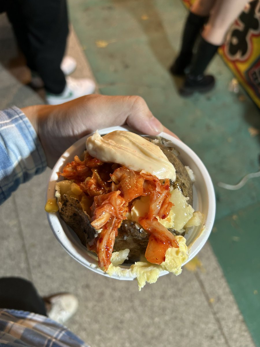 borukichi7's tweet photo. 浅草神社で買ったじゃがバターだよー😄
トッピングがキムチと明太マヨネーズ、塩コショウでホント美味しい😋 https://t.co/wIm4U0SkGP