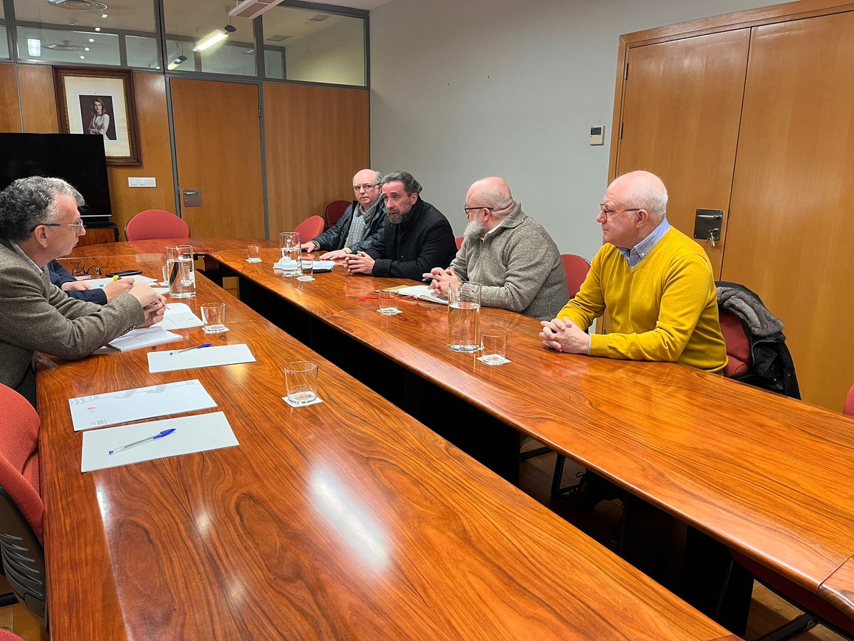 El delegado del Gobierno, <a href="/J_L_Quintana/">José Luis Quintana</a>, se ha reunido hoy con representantes de <a href="/somosproccab/">Proccab</a> para conocer sus demandas y propuestas para mejorar la convivencia en el Casco Antiguo de Badajoz.