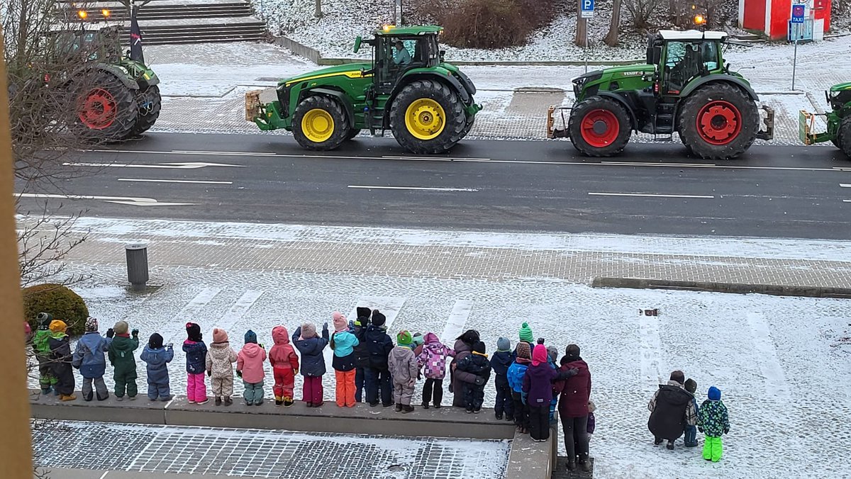 BraunAfD's tweet photo. Richtig Frau Künast. Schaut nur wie verängstigt die Kinder auf dem Bild sind (hat eine Kollegin von mir heute gemacht).
Solch eine Todesangst sollte kein Kind durchleben müssen! 🤡 #Bauernproteste https://t.co/yQt1kZ6qNq
