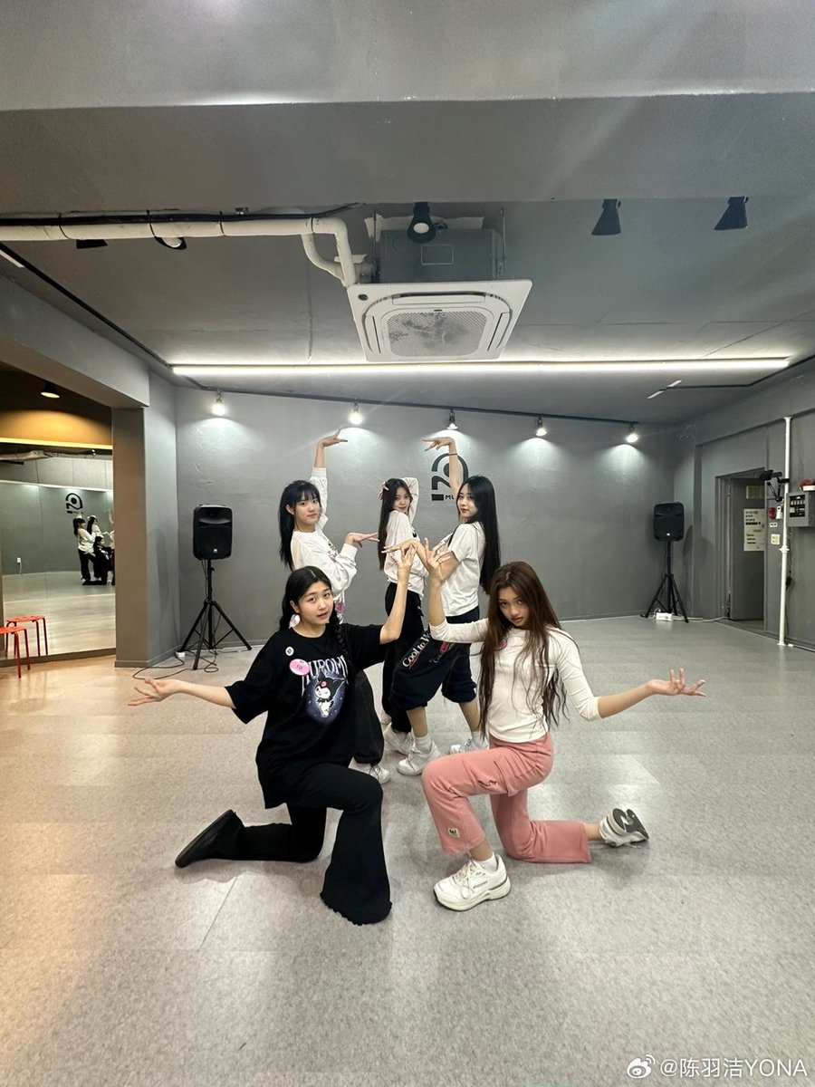 sunbinfiles's tweet photo. 📸 | Photos of the Bulldozer team, which Sunbin was part of during Level Station, published on participant #YONA's Weibo.

#허선빈 #HEOSUNBIN
#UNIVERSETICKET #유니버스티켓 #SUNNIES https://t.co/6fcT4PmJ9f